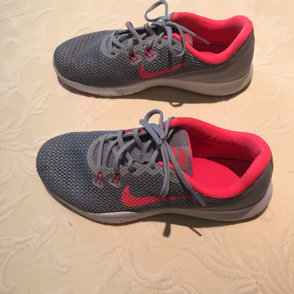 Nike tennis shoe. Hardly worn.